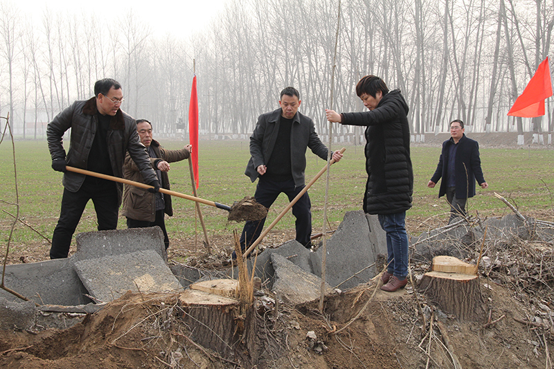 博農(nóng)集團(tuán)領(lǐng)導(dǎo)、基層黨政負(fù)責(zé)人等同志積極參加植樹活動